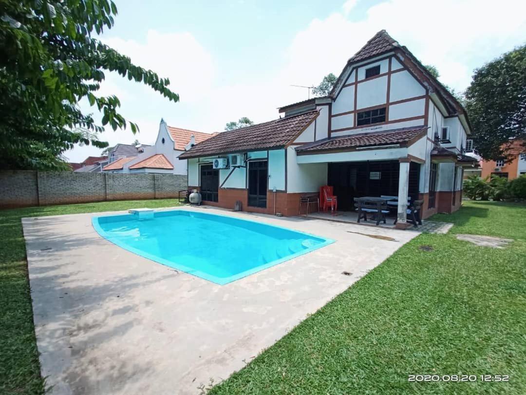 Villa With Private Swimming Pool Malacca Ngoại thất bức ảnh